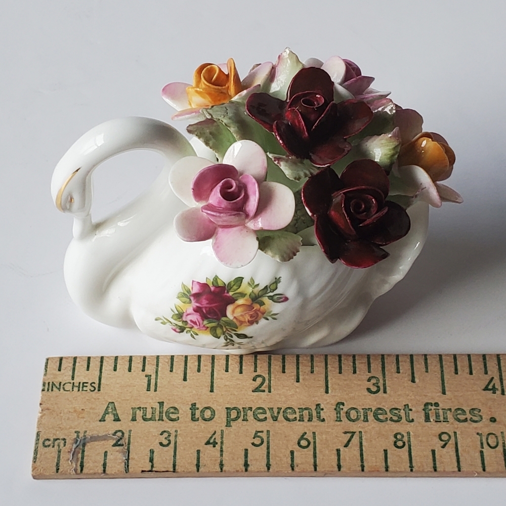 Royal Albert Old Country Roses Rose-Filled Swan Figurine Vintage Collectible EUC - Picture 8 of 9